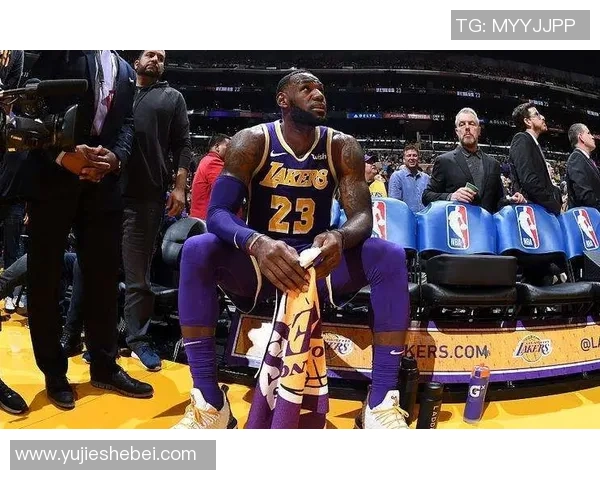 火箭队与雷霆队精彩打斗瞬间全记录，篮球场上的激情碰撞与对抗